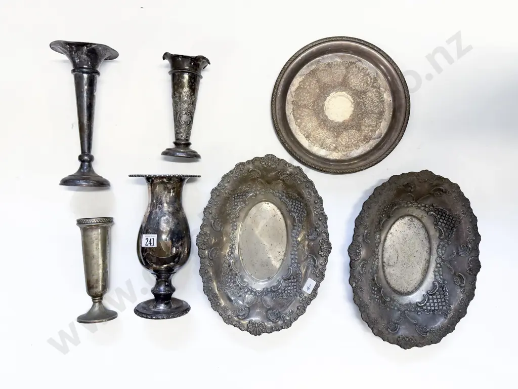 Two S/P Dishes with Tray and Four Vases Image 1++