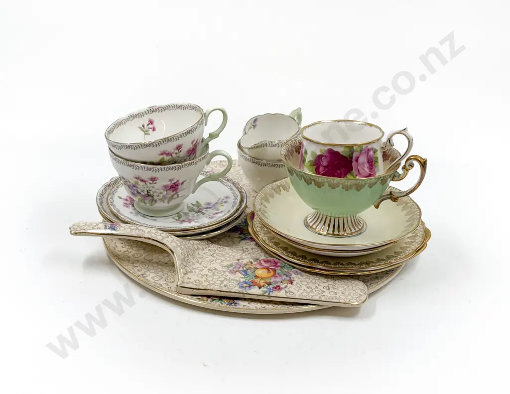 Pavlova Plate & Slide with Cups & Saucers Image 1++