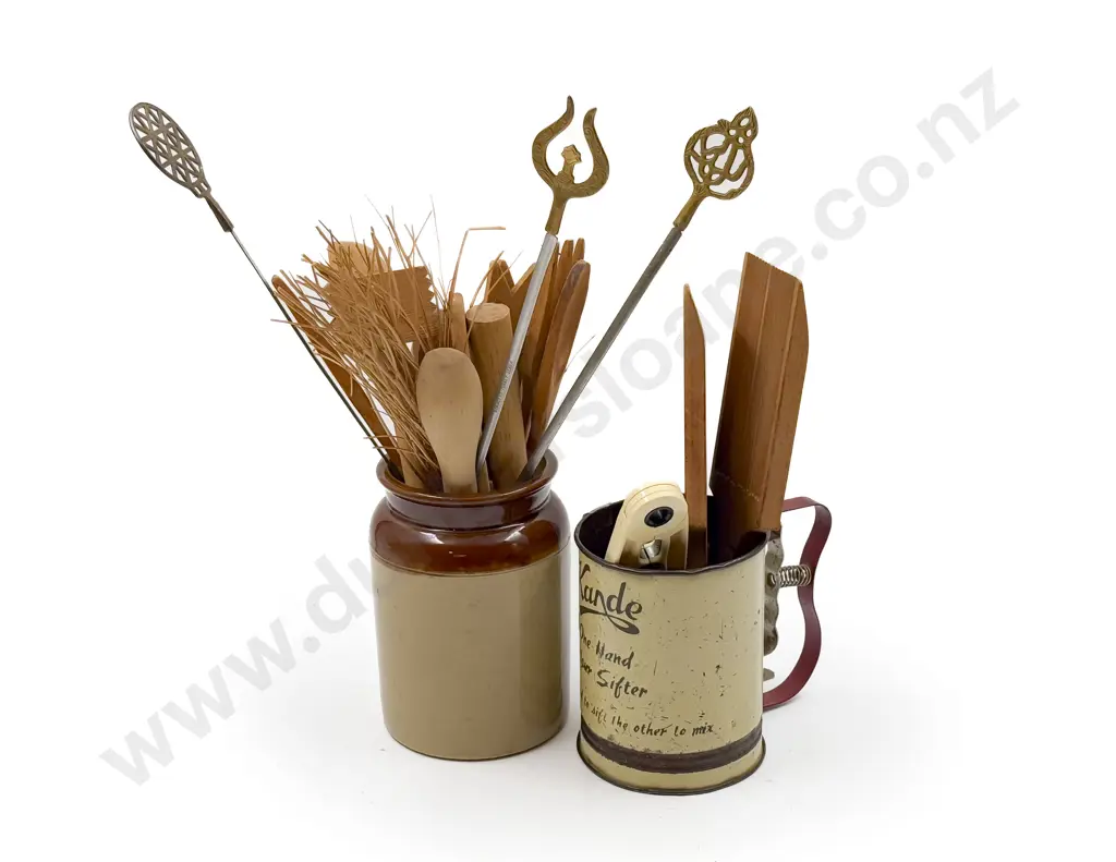 Small Quantity of Assorted Kitchenalia Image 1++