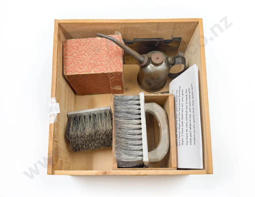 Box of Assorted Vintage Tools incl Wood Graining Combs & Two Stippling Brushes etc Image 1++