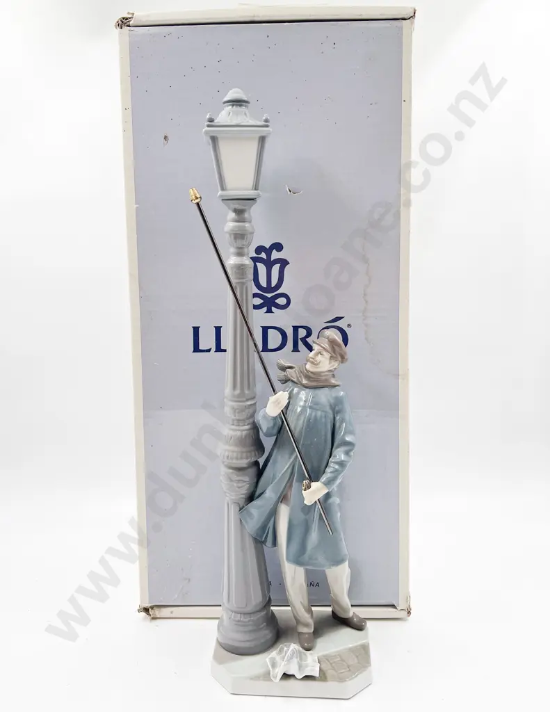 Lladro Figure "Lamplighter" Image 1++