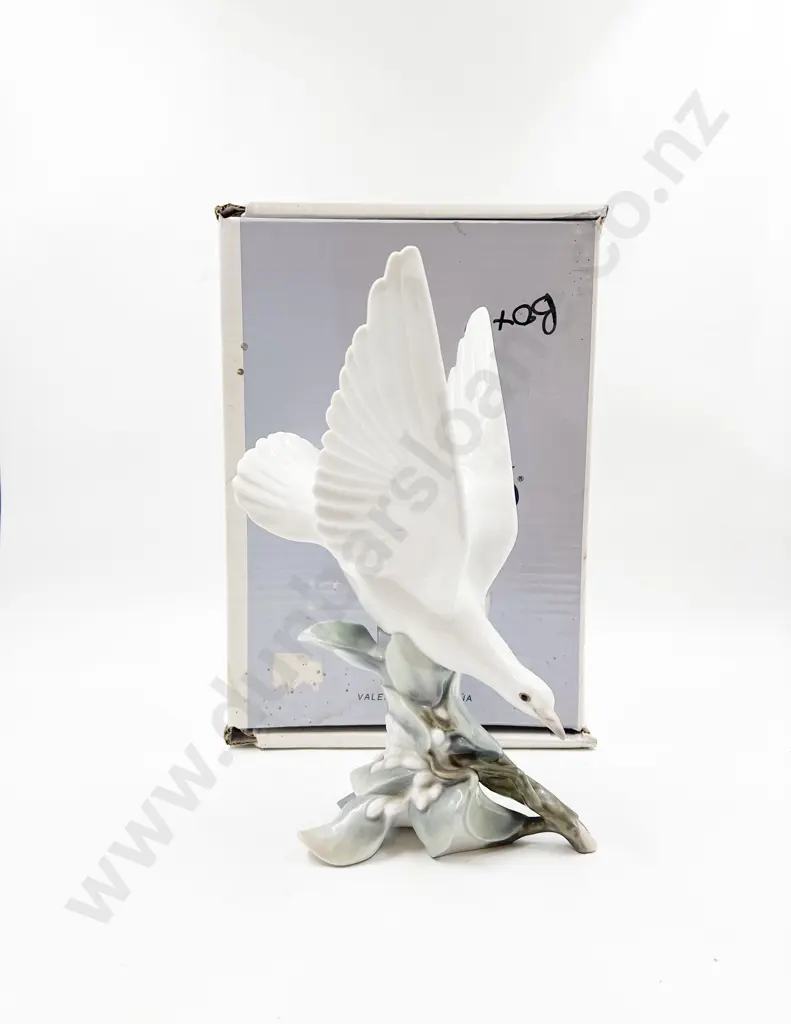 Lladro "Turtle Dove" Image 1++