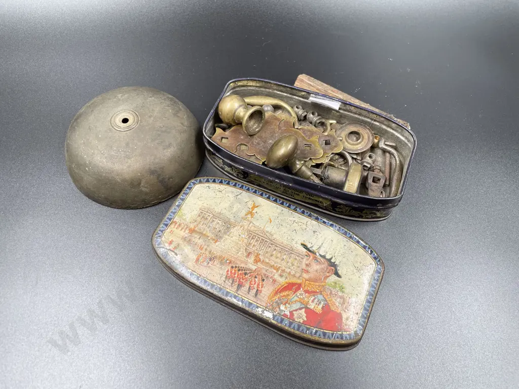 Quantity of Assorted Vintage Brass Knobs & Door Fittings etc Image 1++