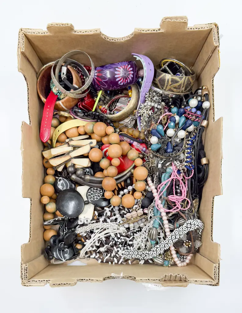 Box of Assorted Costume Jewellery Image 1++