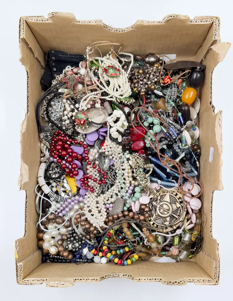 Box of Assorted Costume Jewellery Image 1++