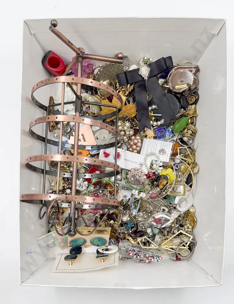 Box of Assorted Costume Jewellery Image 1++