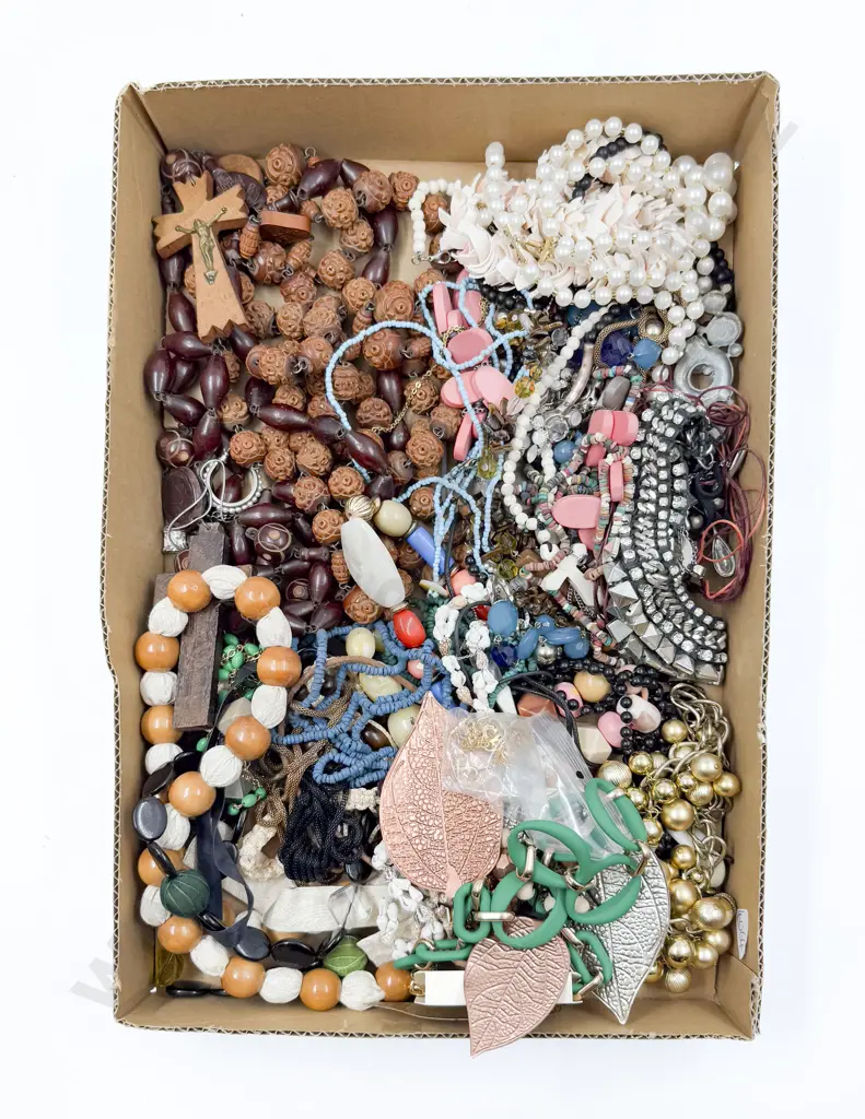 Box of Assorted Costume Jewellery Image 1++