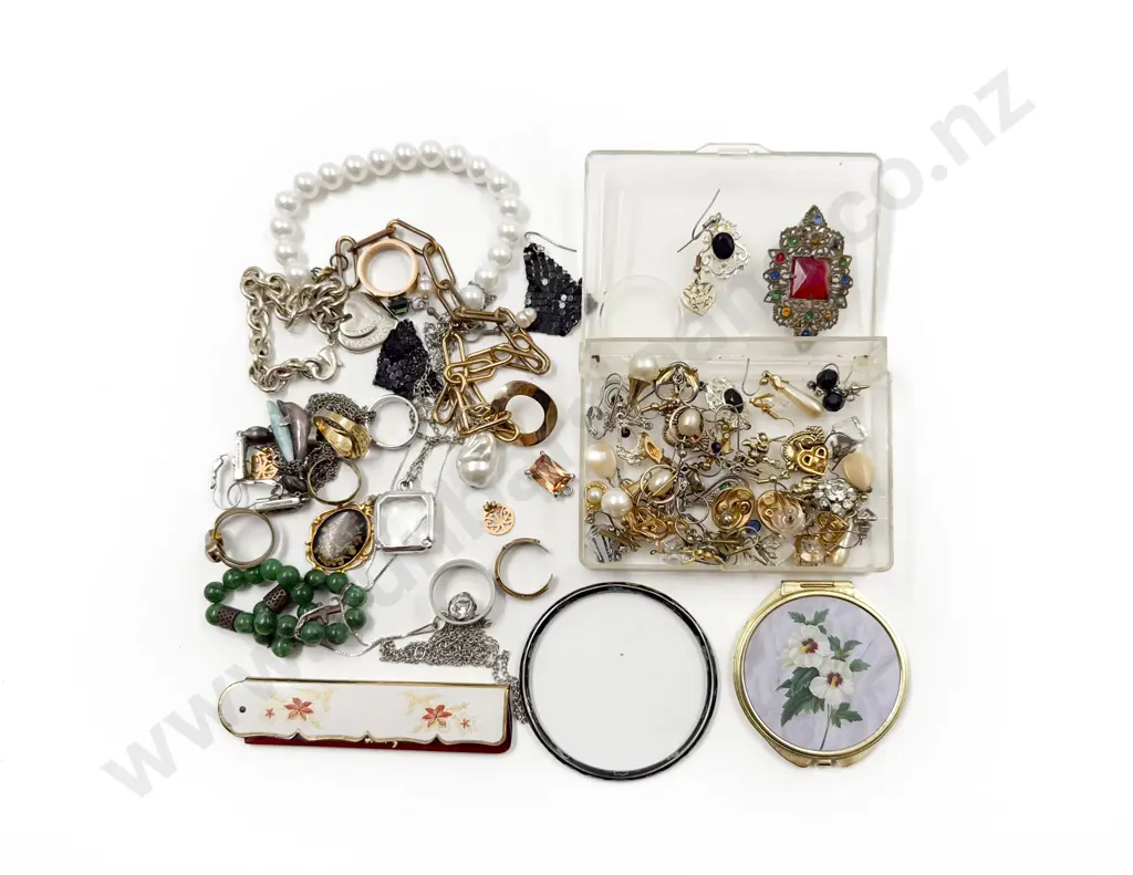 Small Box of Assorted Costume Jewellery Image 1++