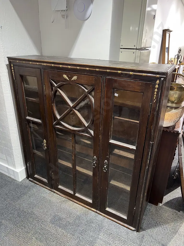 Mahogany & Gilt Decorated Three Door Cabinet Bookcase Top Image 1++