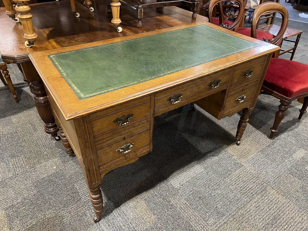 Late Vict Oak Kneehole Desk Image 1++