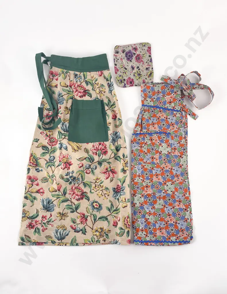 Two Aprons & Pot Holder Image 1++