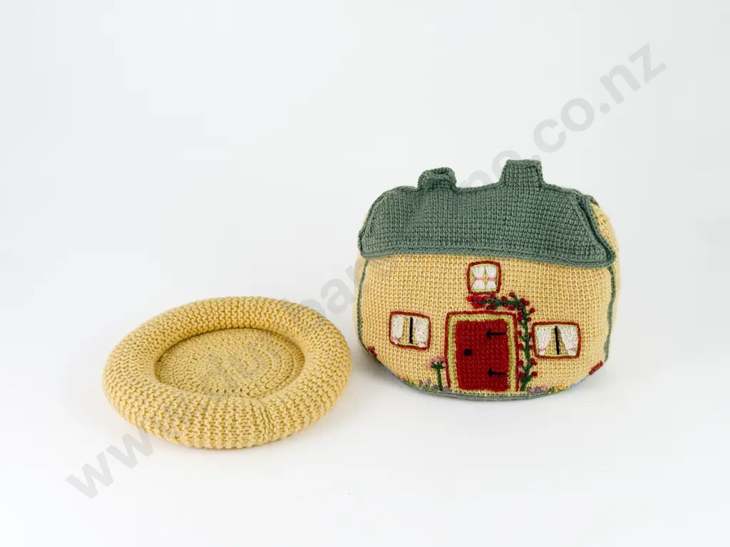 Knitted Thatched Cottage Tea Cosy & Teapot Stand Image 1++