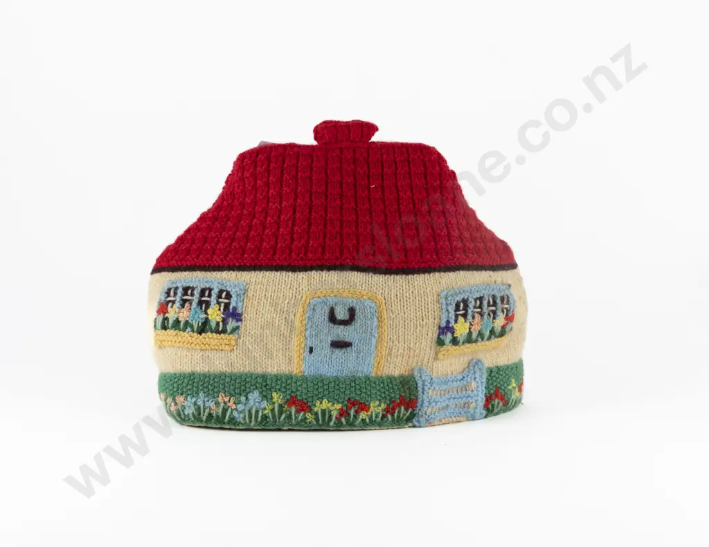 Knitted Thatched Cottage Tea Cosy Image 1++