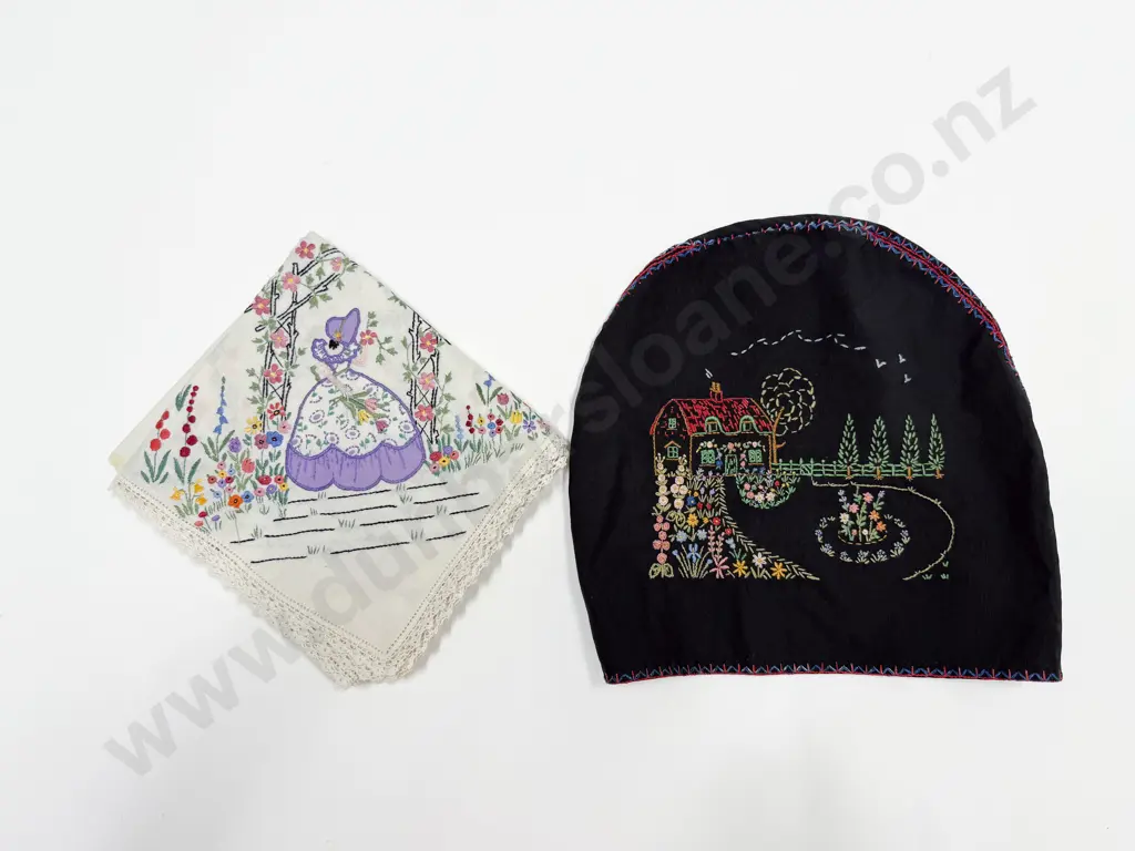 Tea Cosy & Table Cloth Image 1++