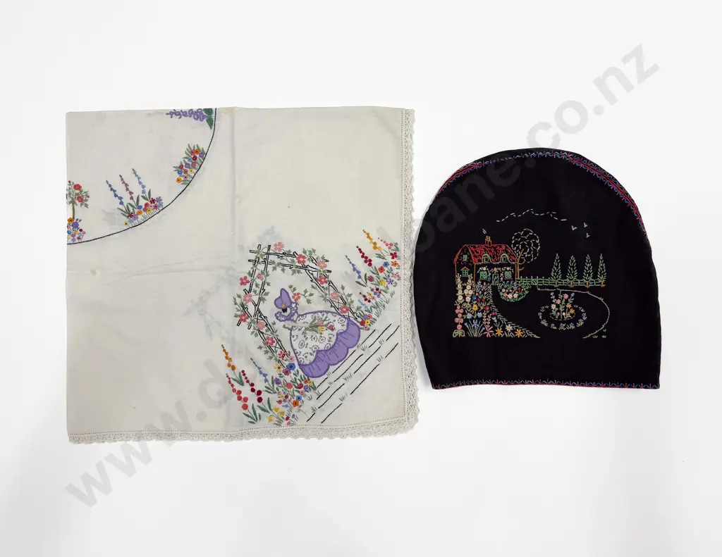 Tea Cosy & Table Cloth Image 1++