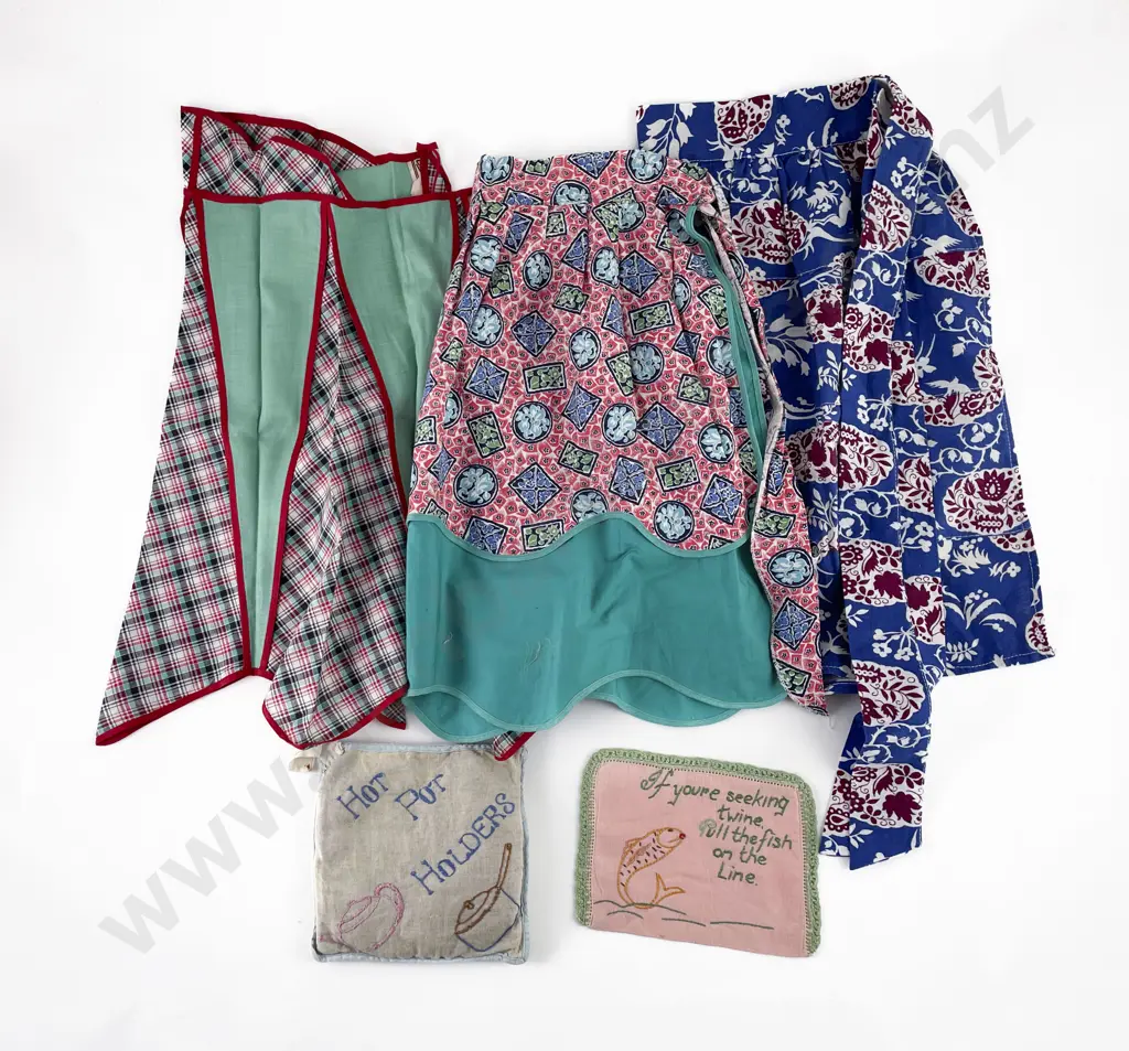 Three Aprons String Bag & Pot Holder Image 1++