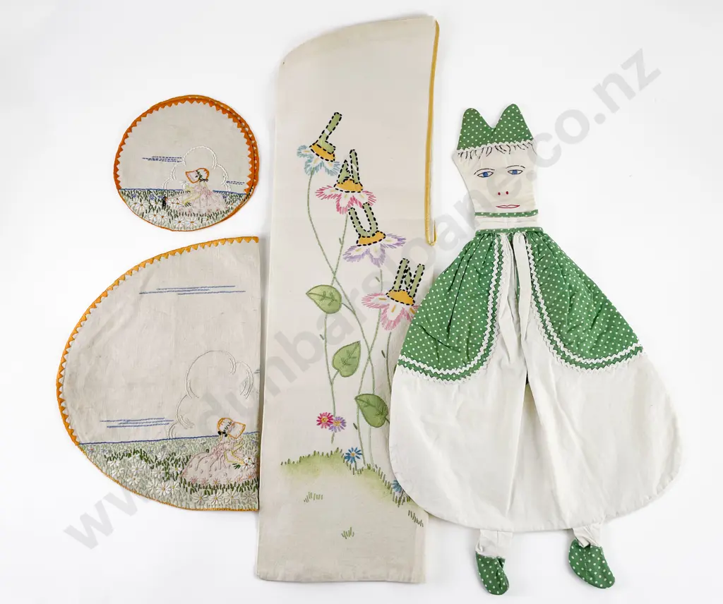 Laundry Bag Duster Bag & Set of Three Doilies Image 1++