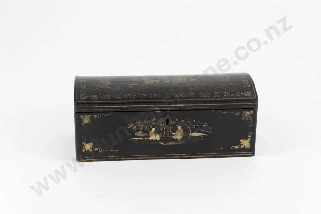 Late C19th Chinese Lacquered Glove/Handkerchief Box Image 1++