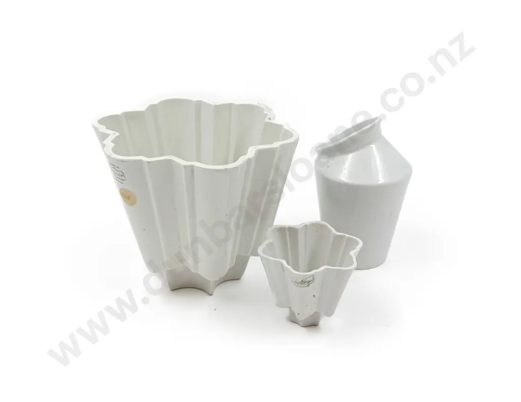 Shelley Two Jelly Molds and Vase Image 1++