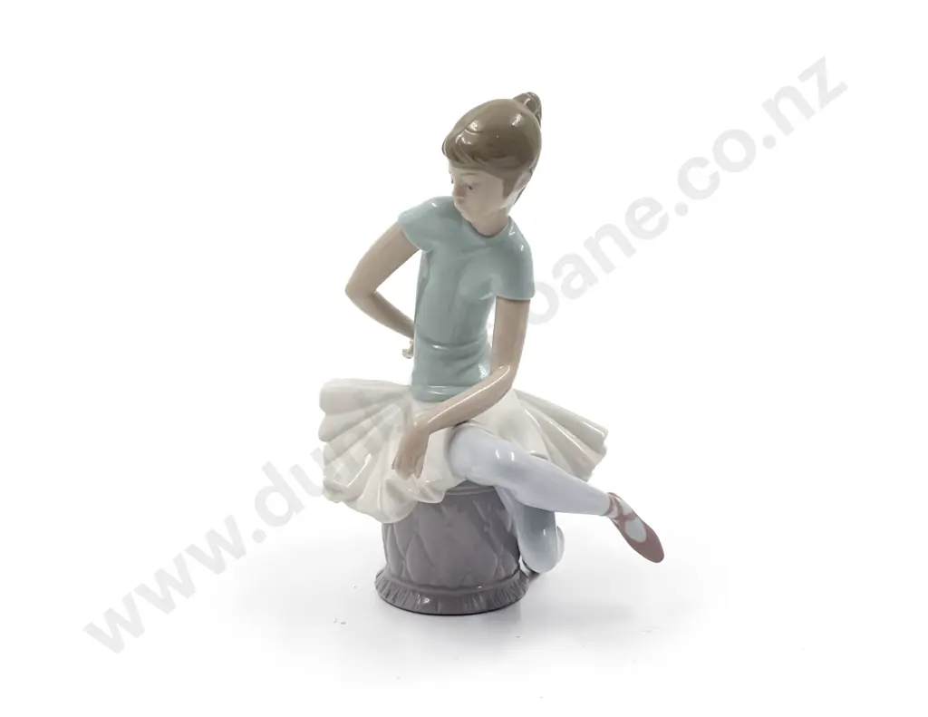Lladro Seated Dancer Image 1++