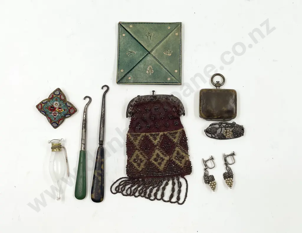 Three Vintage Purses two button hooks and two brooches Image 1++