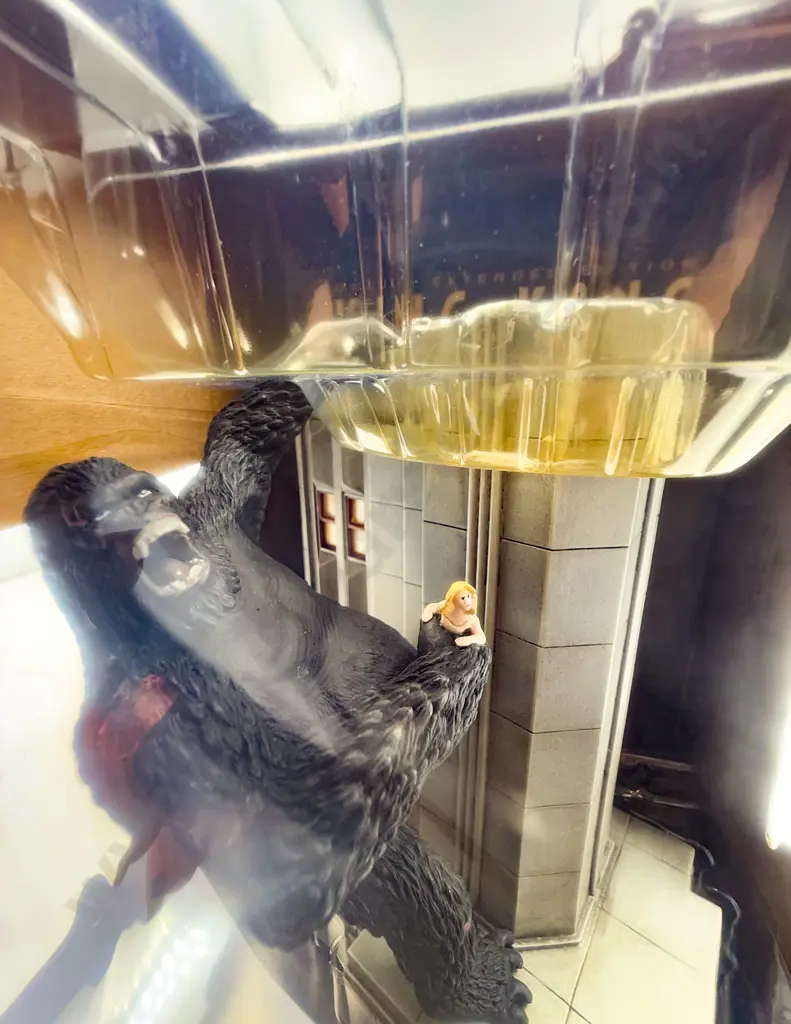 C2006 Weta King Kong with Ann Image 1++