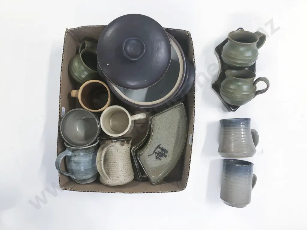 Box of Assorted NZ Pottery Image 1++
