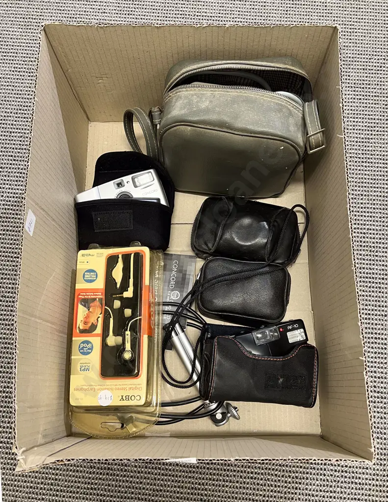 Box of Assorted Vintage Cameras etc Image 1++