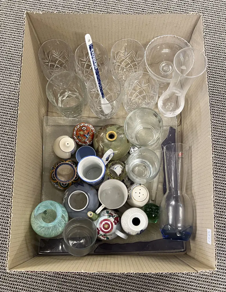Quantity of Assorted Glassware Posy Vases etc Image 1++