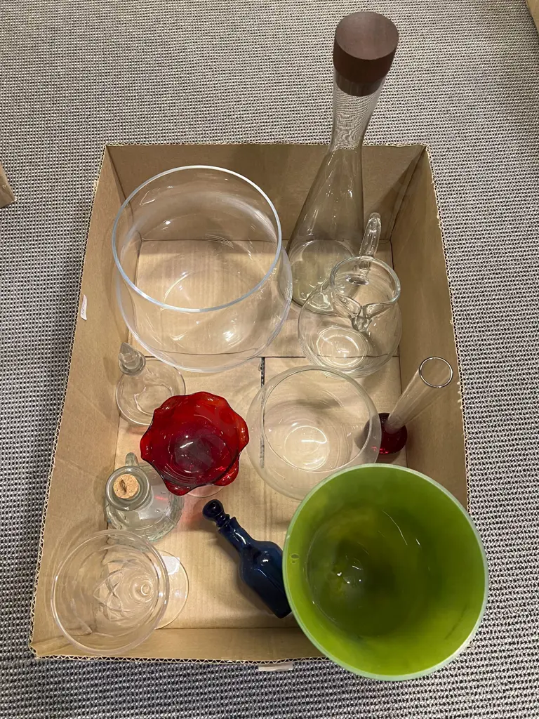 Box of Assorted Glassware Image 1++