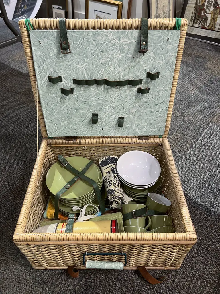 Wicker Picnic Basket with Fitted Interior Image 1++