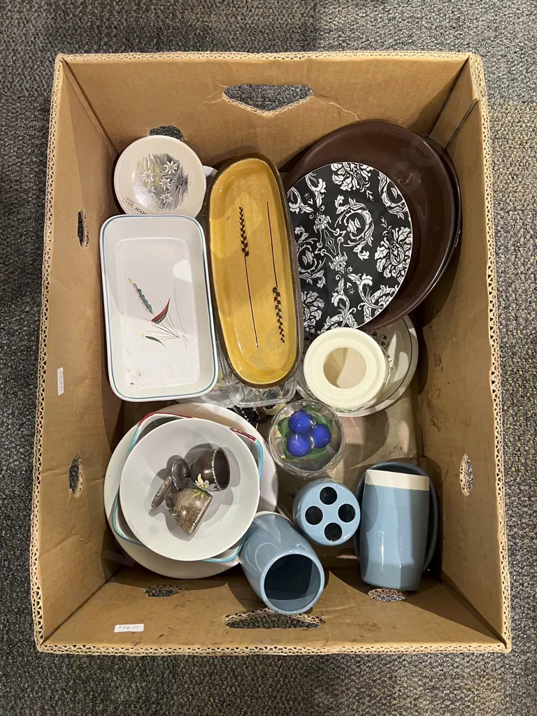Quantity of Assorted Stoneware & China etc Image 1++