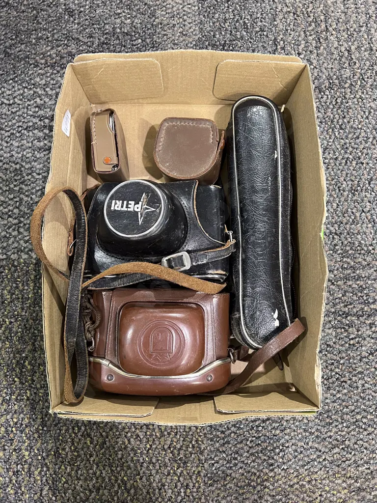 Small Quantity of Assorted Vintage Cameras Image 1++