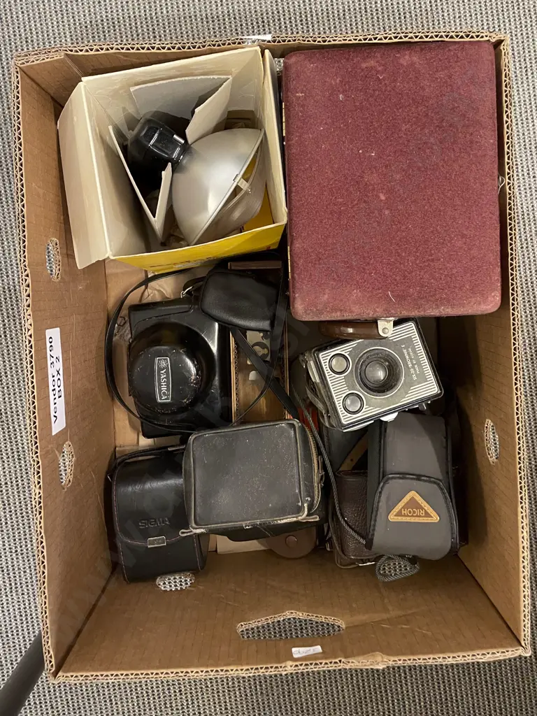 Box Quantity of Assorted Vintage Cameras incl Boxed Brownie Image 1++