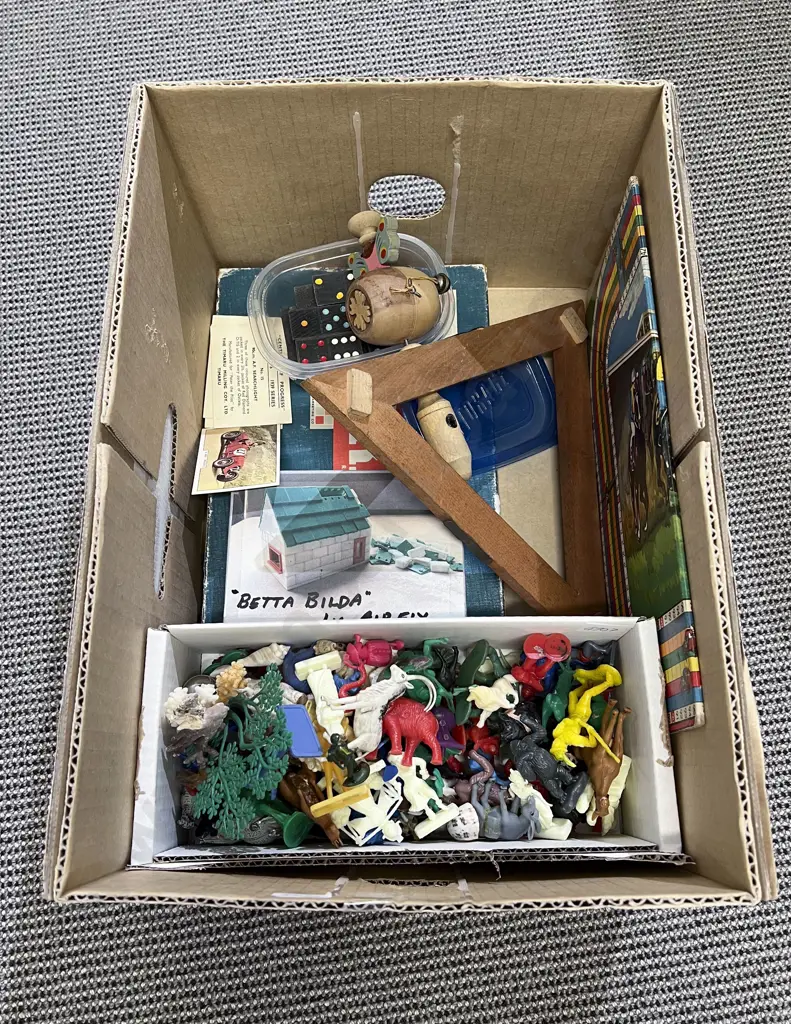 Quantity of Assorted Vintage Toys & Games Image 1++