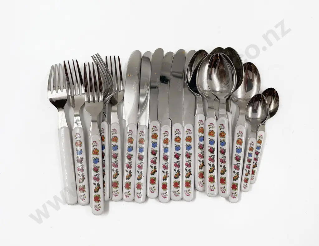 Small Quantity of Assorted Portmerion Cutlery Image 1++