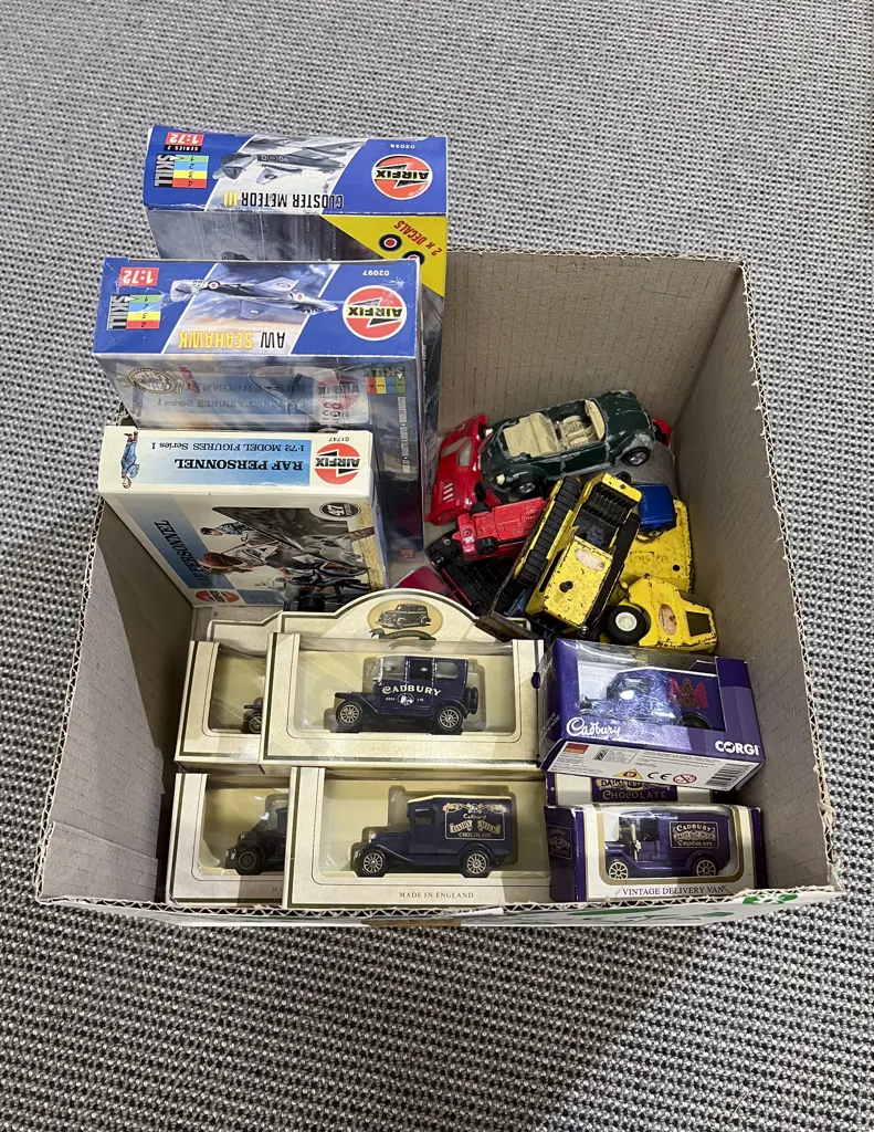 Quantity of Assorted Boxed & Loose Diecast Vehicles together with Two Kitsets Image 1++