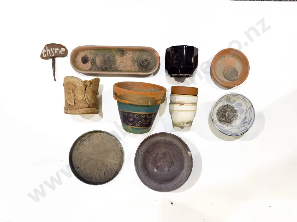 Quantity of Small Terracotta Pots & Assorted Plastic Garden Pots & Trays etc Image 1++