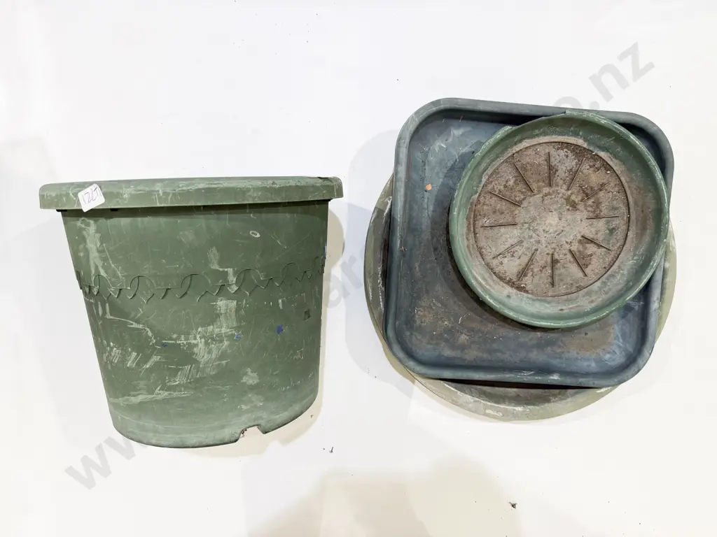 Quantity of Small Terracotta Pots & Assorted Plastic Garden Pots & Trays etc Image 1++