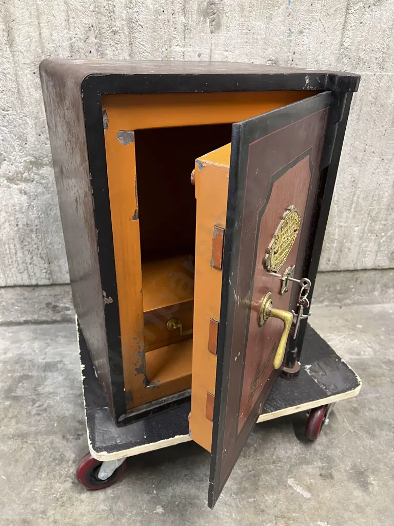 Vintage Cast Iron Safe Image 1++