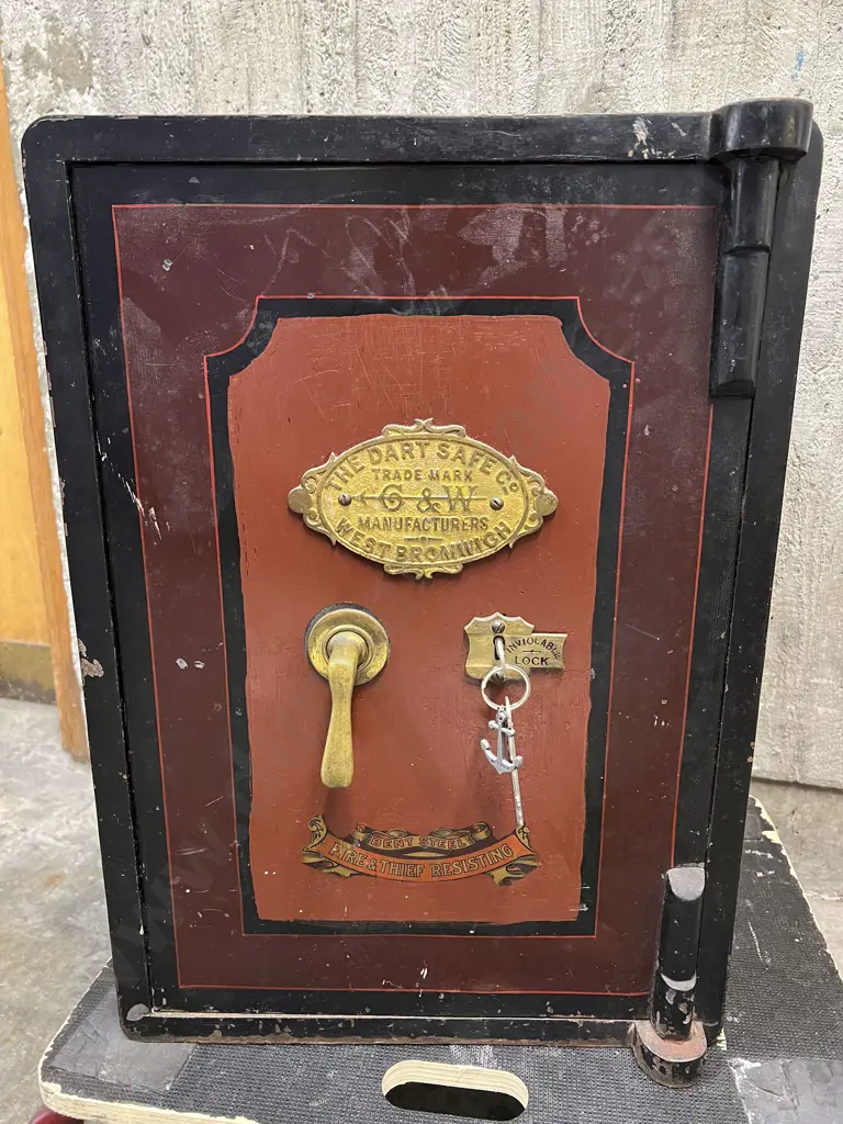Vintage Cast Iron Safe Image 1++