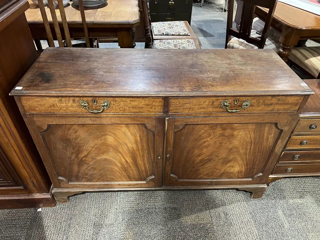 Slender Vict. Sideboard Image 1++