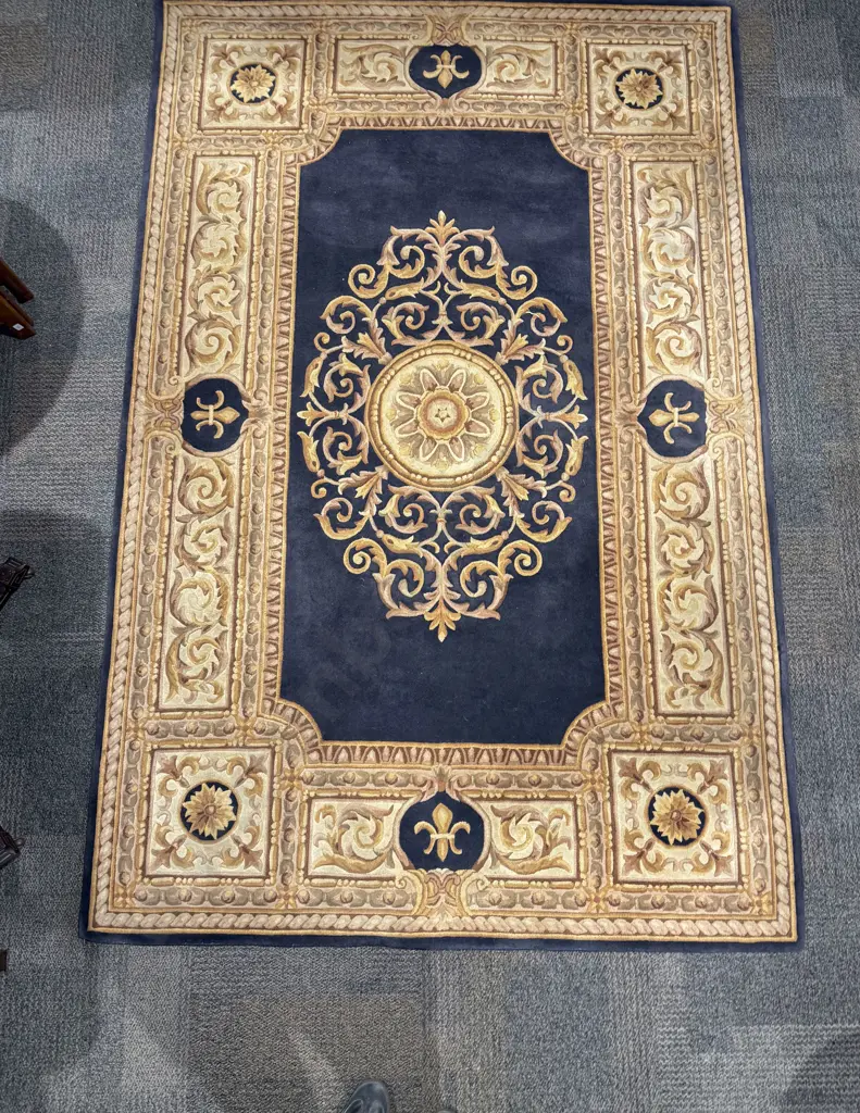 Woollen Decorative Floor Rug with Stylised Central Medallion Image 1++