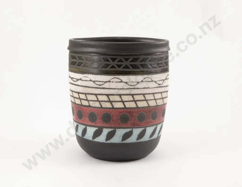 Marea Tuarau Vase Image 1++