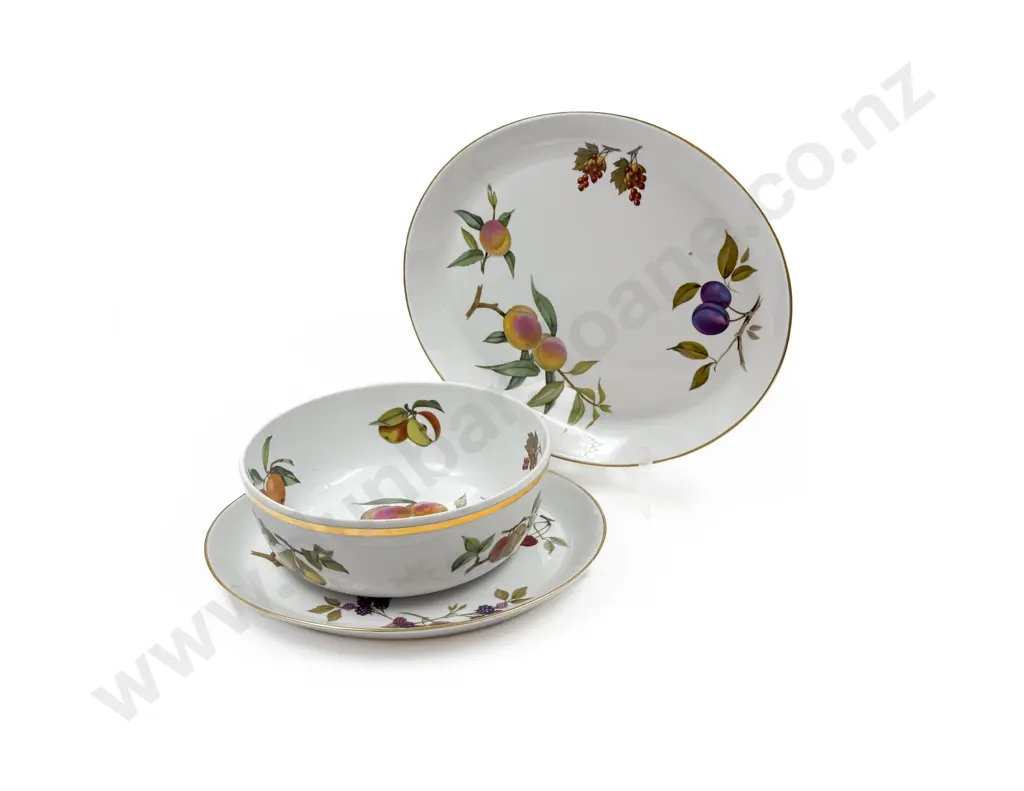 Two Royal Worcester "Evesham" Graduated Ashets & Table Bowl Image 1++