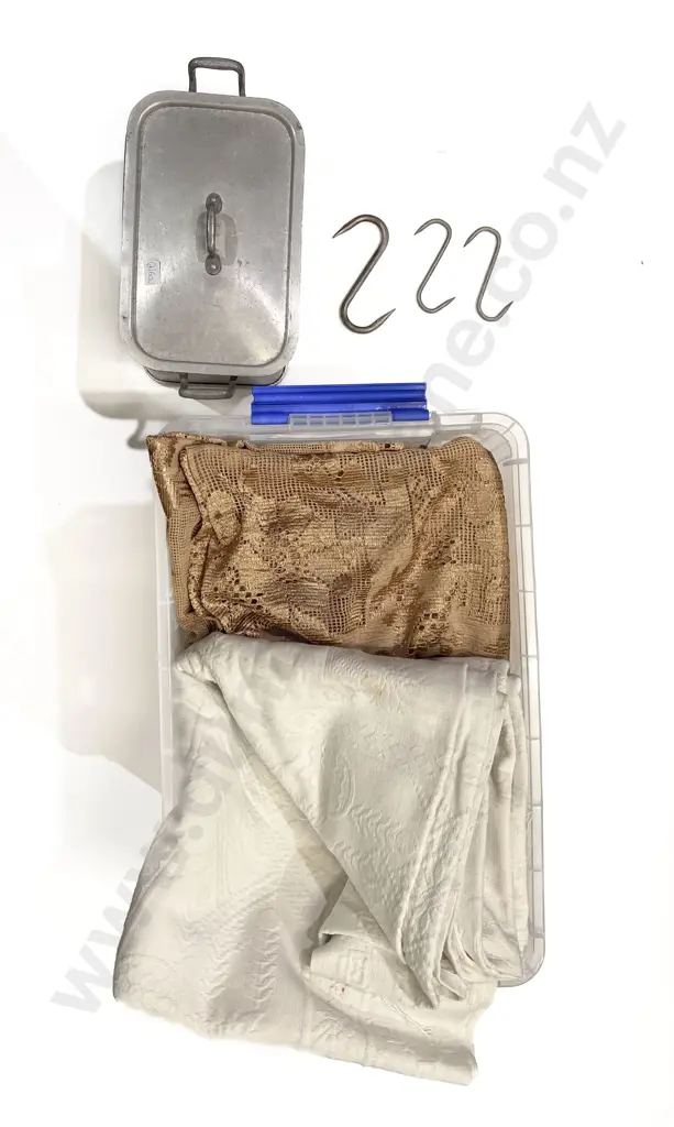 Quantity of Assorted Vintage Kitchenalia & Linen Image 1++