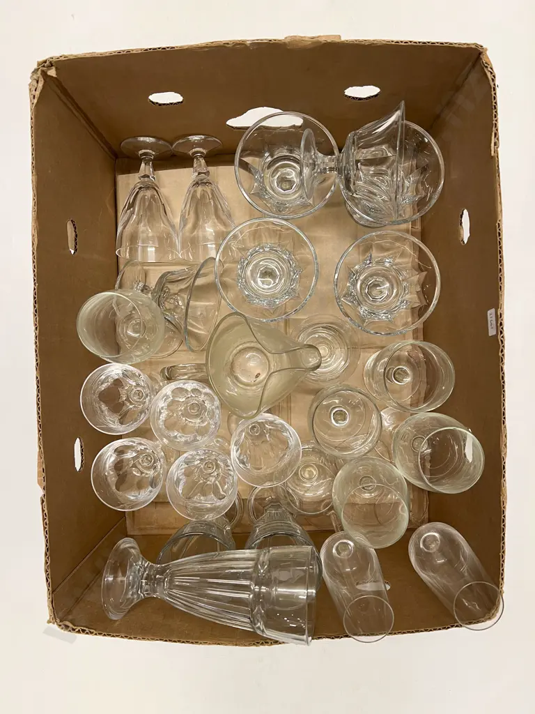Box of Assorted Glassware Image 1++