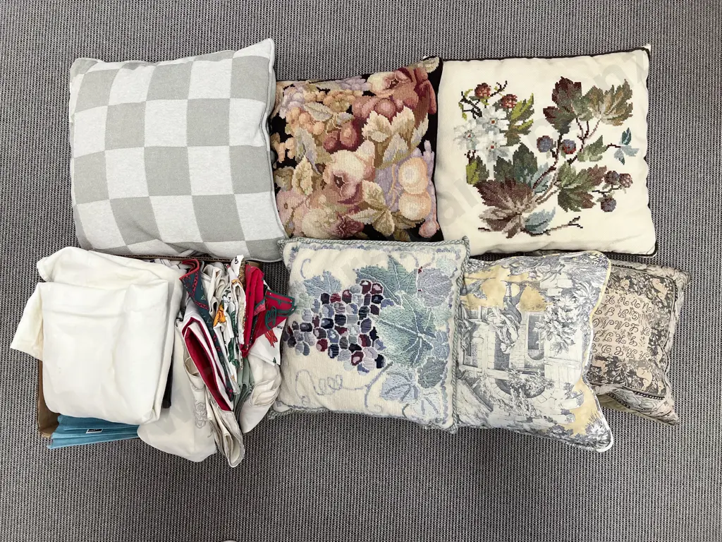 Quantity of Assorted Cushions & Linens Image 1++