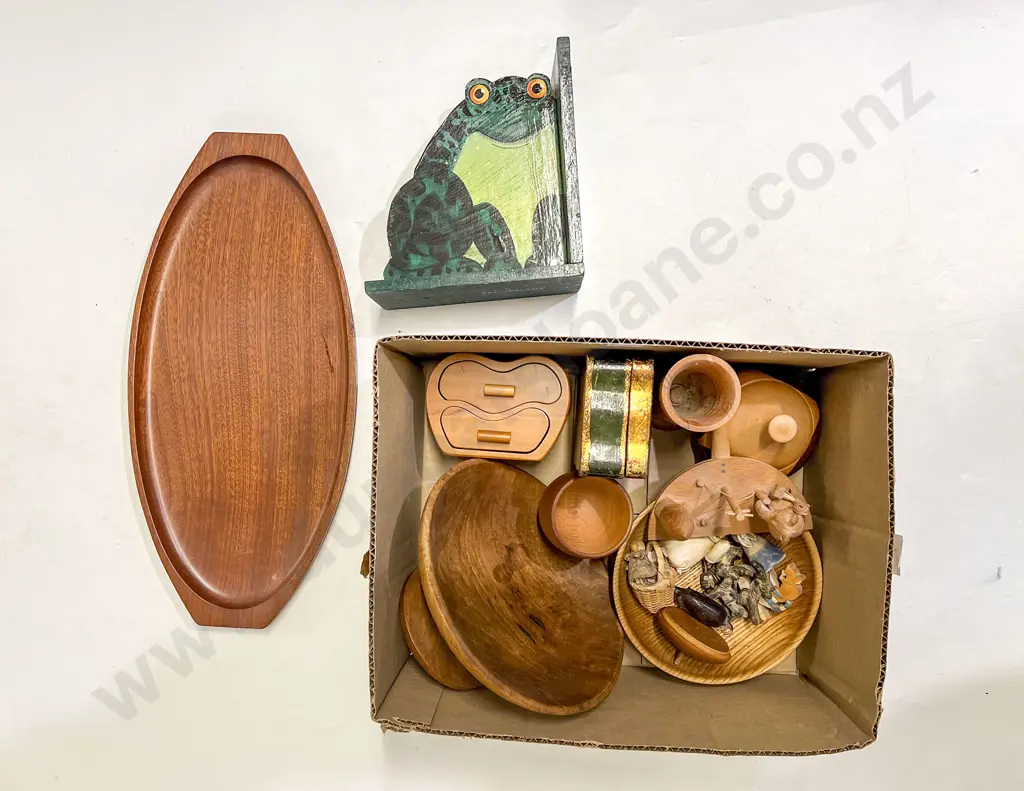 Box of Assorted Woodware etc Image 1++
