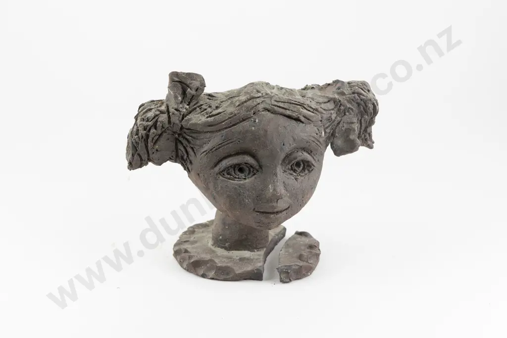 Muriel Moody Figural Sedge Vase (a/f) Image 1++